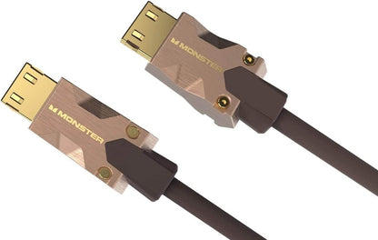 Nahaufnahme von zwei HDMI-Kabeln der Marke Monster Cable Products, Inc. mit vergoldeten Anschlüssen und einer Kombination aus braunen und goldenen Akzenten, die ihr erstklassiges Design und ihre Haltbarkeit hervorheben. Die Monster HDMI-Kabel M2000 – 5 m UHD 4K-Kabel sind parallel zueinander positioniert, perfekt für HDR10+-Setups.