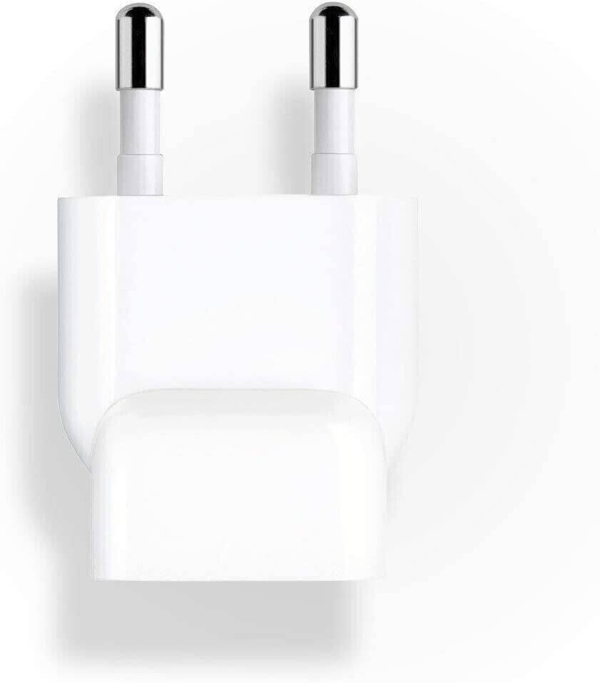 Der Apple EU PLUG 2PIN A1561-Adapter ist zentriert vor einem weißen Hintergrund angebracht und verfügt über zwei Metallkontakte und ein kompaktes Design, das dem legendären MacBook-Adapter ähnelt. Dadurch passt er nahtlos in jede Reiseausrüstung.