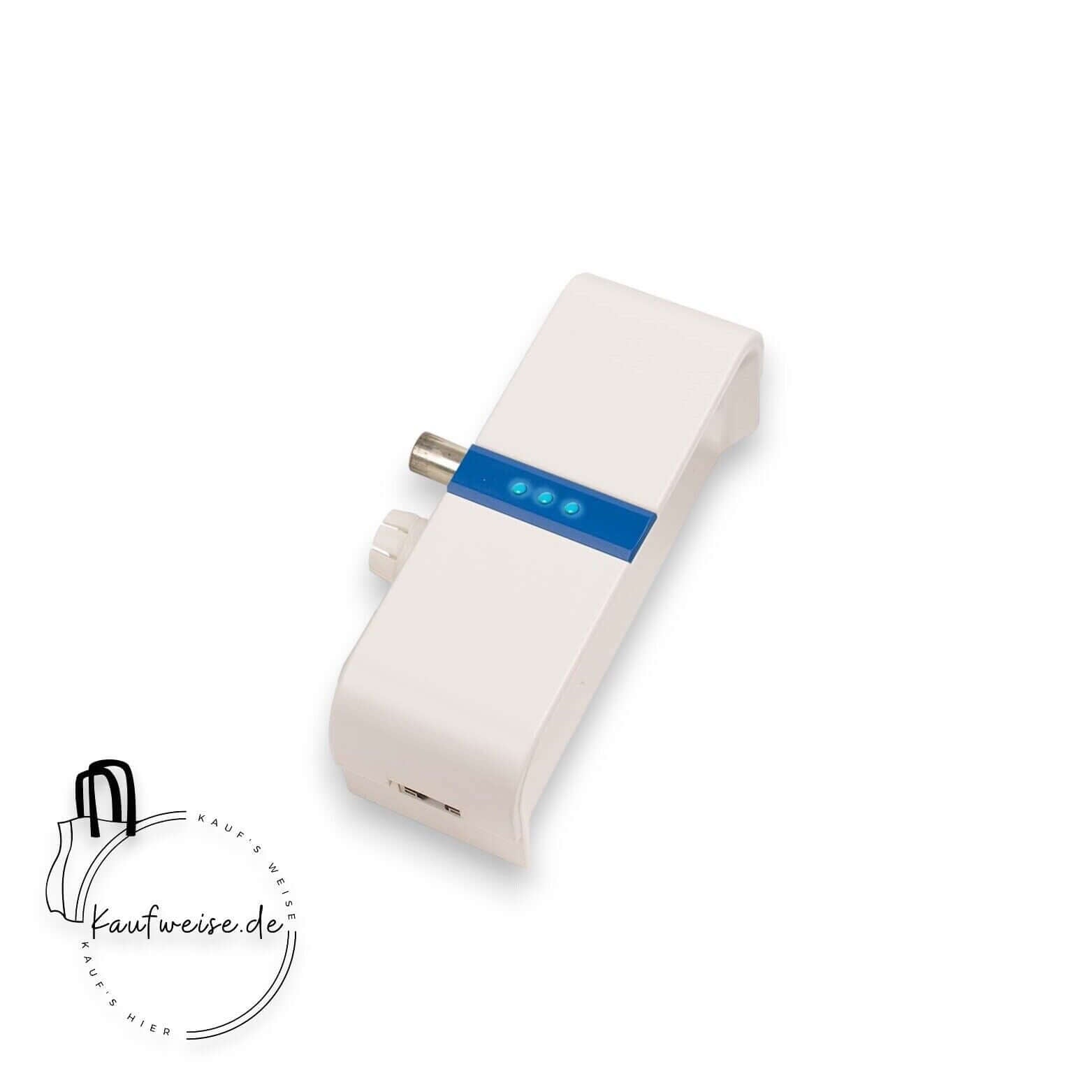 Der Hirschmann INCA 1G PLUG IN Adapter in Weiß hat einen kleinen Metallstecker, einen blauen Streifen, drei Kontrollleuchten für Gigabit-Internet, einen USB-Anschluss und einen weißen Knopf. In der unteren linken Ecke ist das HIRSCHMANN-Logo mit einer Einkaufstütengrafik zu sehen.