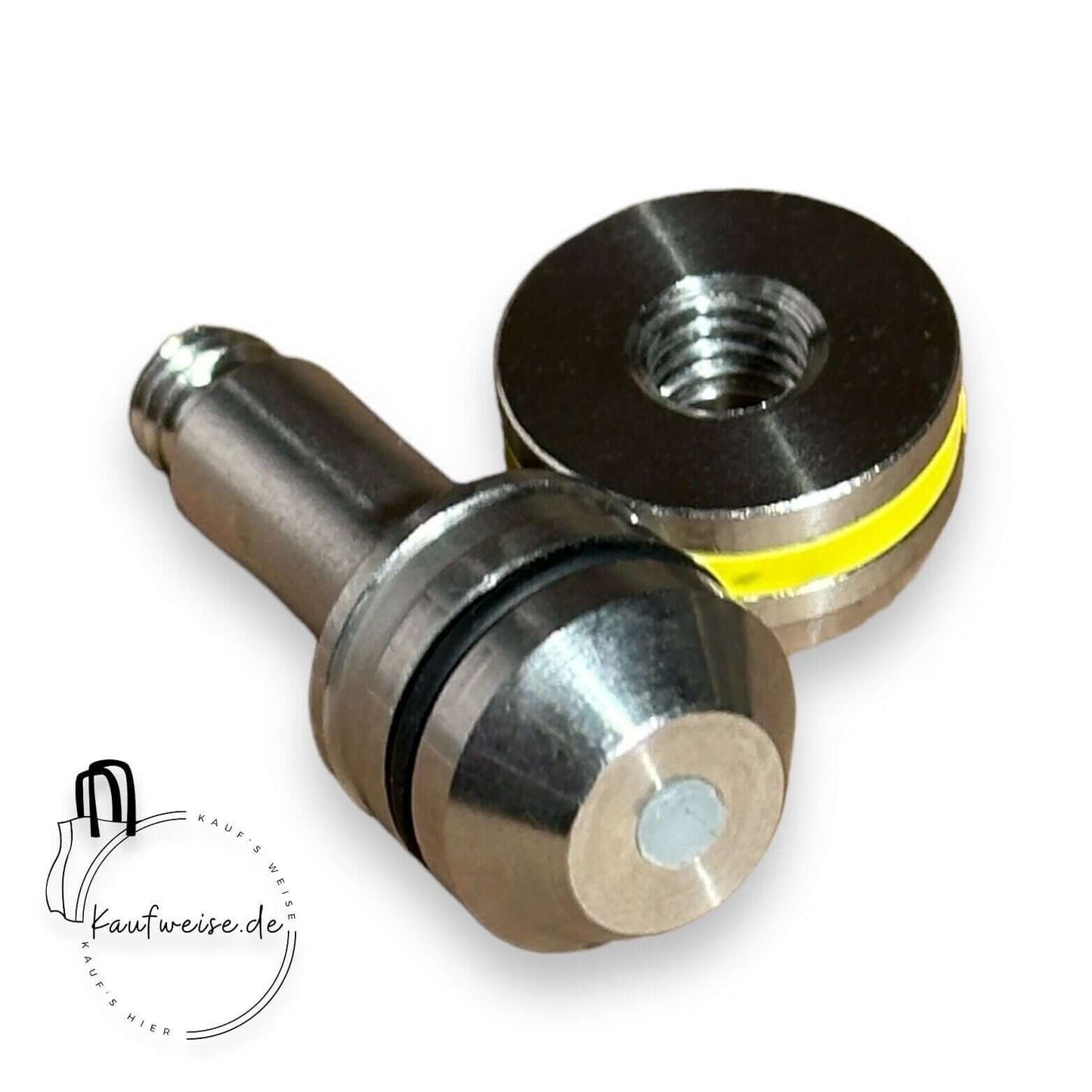 Eine Nahaufnahme eines Edelstahlmetallbauteils mit zylindrischen und runden Teilen, einem gelben Band und einem Gewindeloch. Das Bauteil scheint Teil des VanMoof S3 und X3 Kicklock Pin + Cap Set - VM18-056 von Vanmoof zu sein. Ein Logo in der unteren linken Ecke lautet „Kauftweise.de“ mit einem Einkaufstaschensymbol.