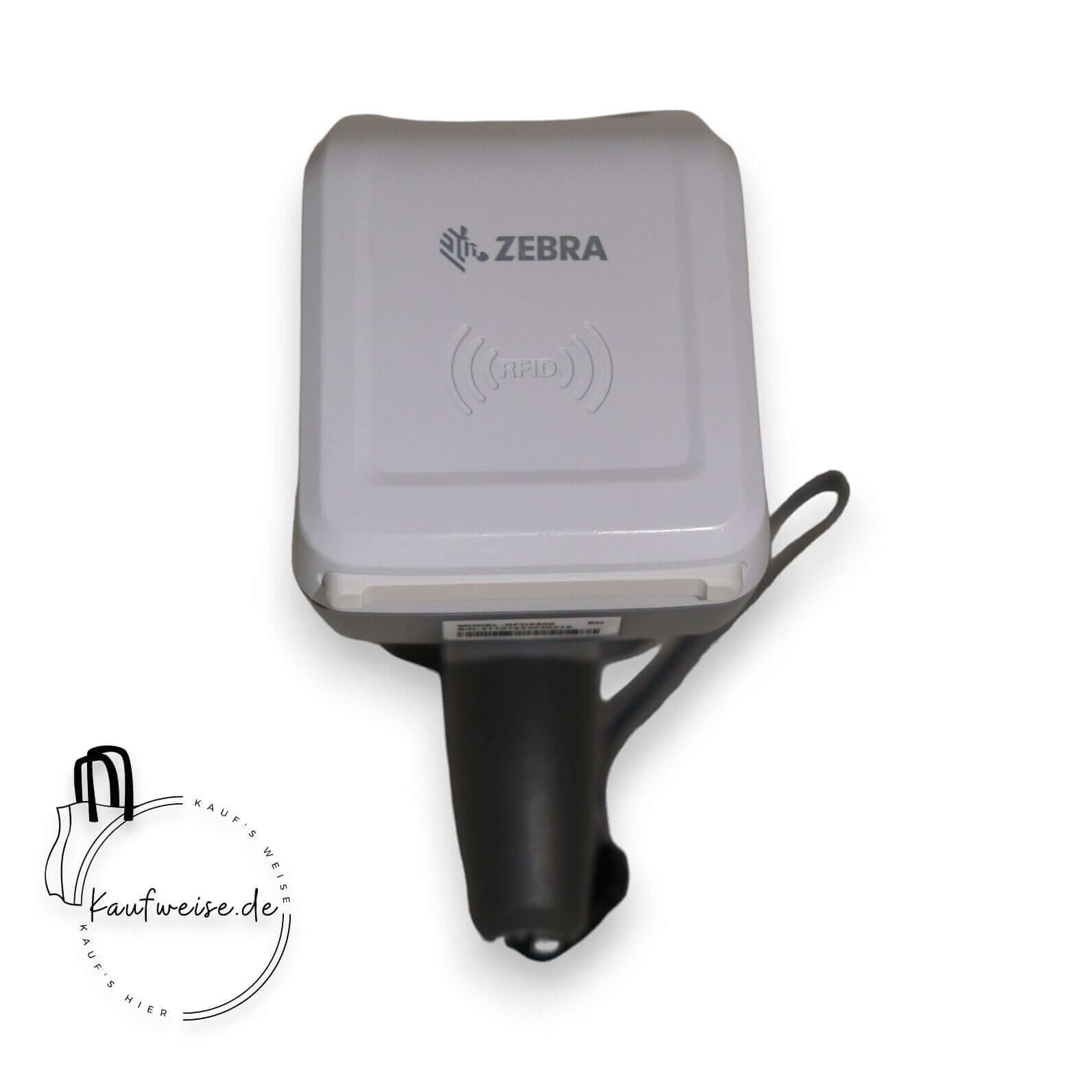 Der Zebra RFD8500-1R-EU RFID Gun Sled integriert UHF-RFID- und 1D/2D-Barcode-Scantechnologien. Er verfügt über einen rechteckigen Kopf und einen ergonomischen schwarzen Griff mit der Marke „Zebra“. Das Kauftweise.de-Logo befindet sich unten links auf weißem Hintergrund.