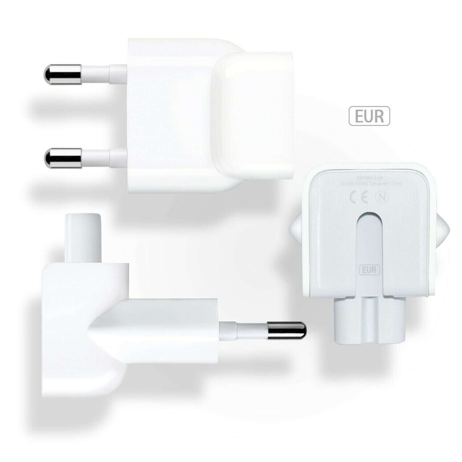 Der Apple EU Plug 2-Pin A1561 Adapter mit der Aufschrift „EUR“ bietet drei Ansichten: oben, seitlich und hinten. Er verfügt über zwei runde Metallstifte und sichtbare Herstellermarkierungen mit Sicherheitssymbolen, ideal für MacBook, iPad, iPhone oder iPod.