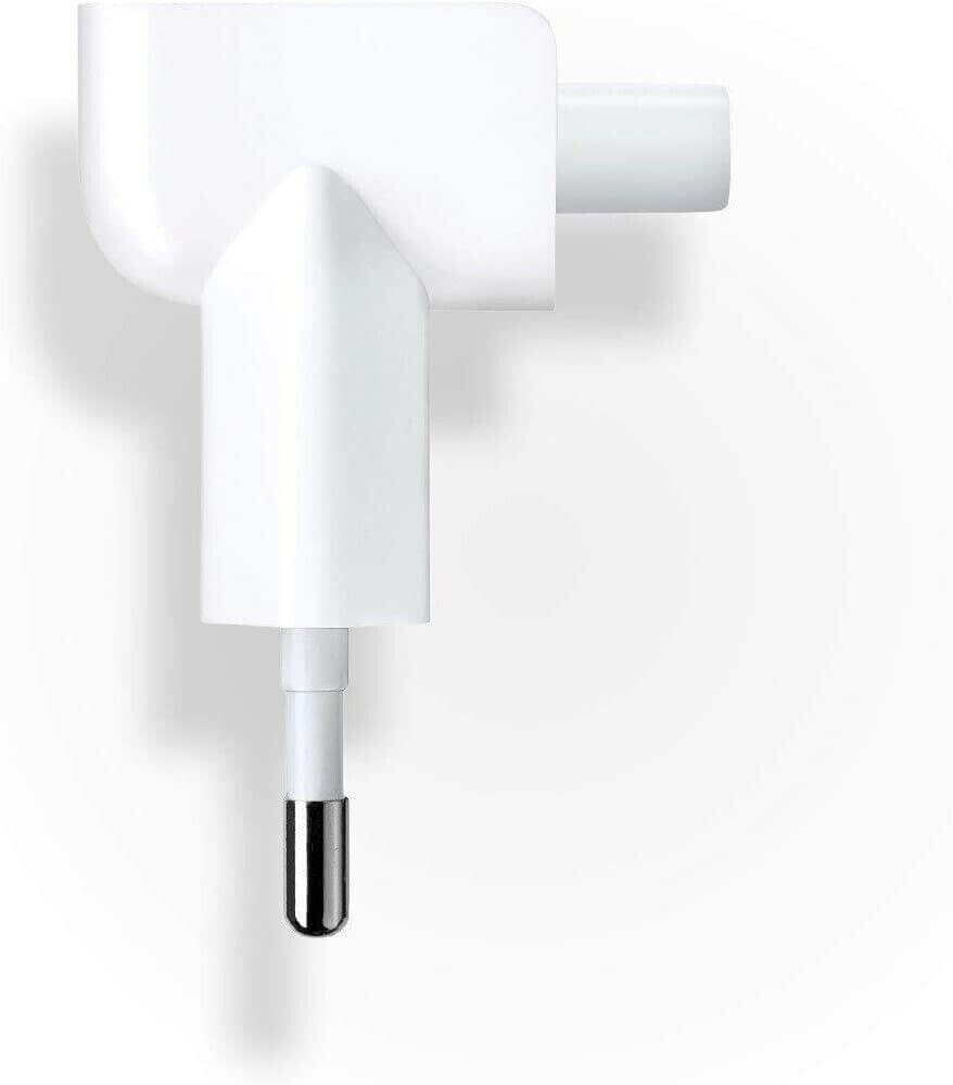 Der Apple EU Plug 2-Pin A1561 Duckhead Adapter, der einem MacBook-Adapter ähnelt, ist vor einem schlichten Hintergrund abgebildet. Dieses elegante, glänzend weiße Zubehör verfügt über ein modernes L-förmiges Design mit zwei Zinken und ist für MacBook-, iPad-, iPhone- und iPod-Geräte geeignet.