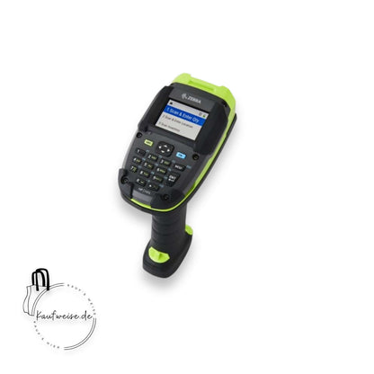 Der Zebra DS3678-KD Barcode-Scanner mit Display und Tasten präsentiert sich in einem grün-schwarzen Design, komplett mit Tastatur und Bildschirm, auf dem Text angezeigt wird. Das Gerät verfügt über Bluetooth-Konnektivität für 1D- und 2D-Scannen und hat ein Logo mit einem Einkaufstaschensymbol in der Ecke, was es perfekt für effiziente Industrieanwendungen macht.