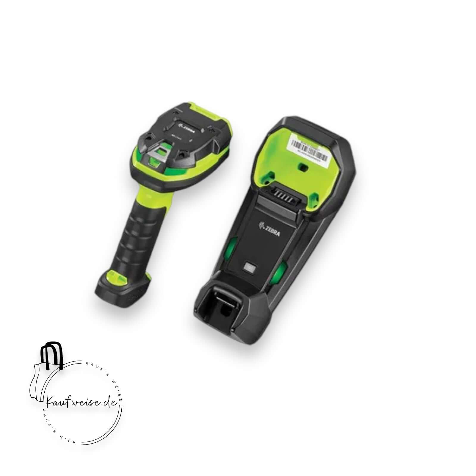 Auf einem einfachen weißen Hintergrund sehen Sie den Zebra DS3678 Bluetooth 1D/2D Barcode-Scanner mit Ladestation KIT mit ergonomischen Griffen. Der Scanner und seine Ladestation sind mit schwarzen und grünen Akzenten versehen. Die Basis unterstützt 1D/2D-Barcodes und in der unteren linken Ecke befindet sich ein kleines Logo.