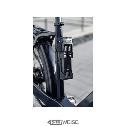 Schwarzes faltbares Fahrradschloss ABUS Bordo Granit 6500K/120 SH am Fahrradrahmen