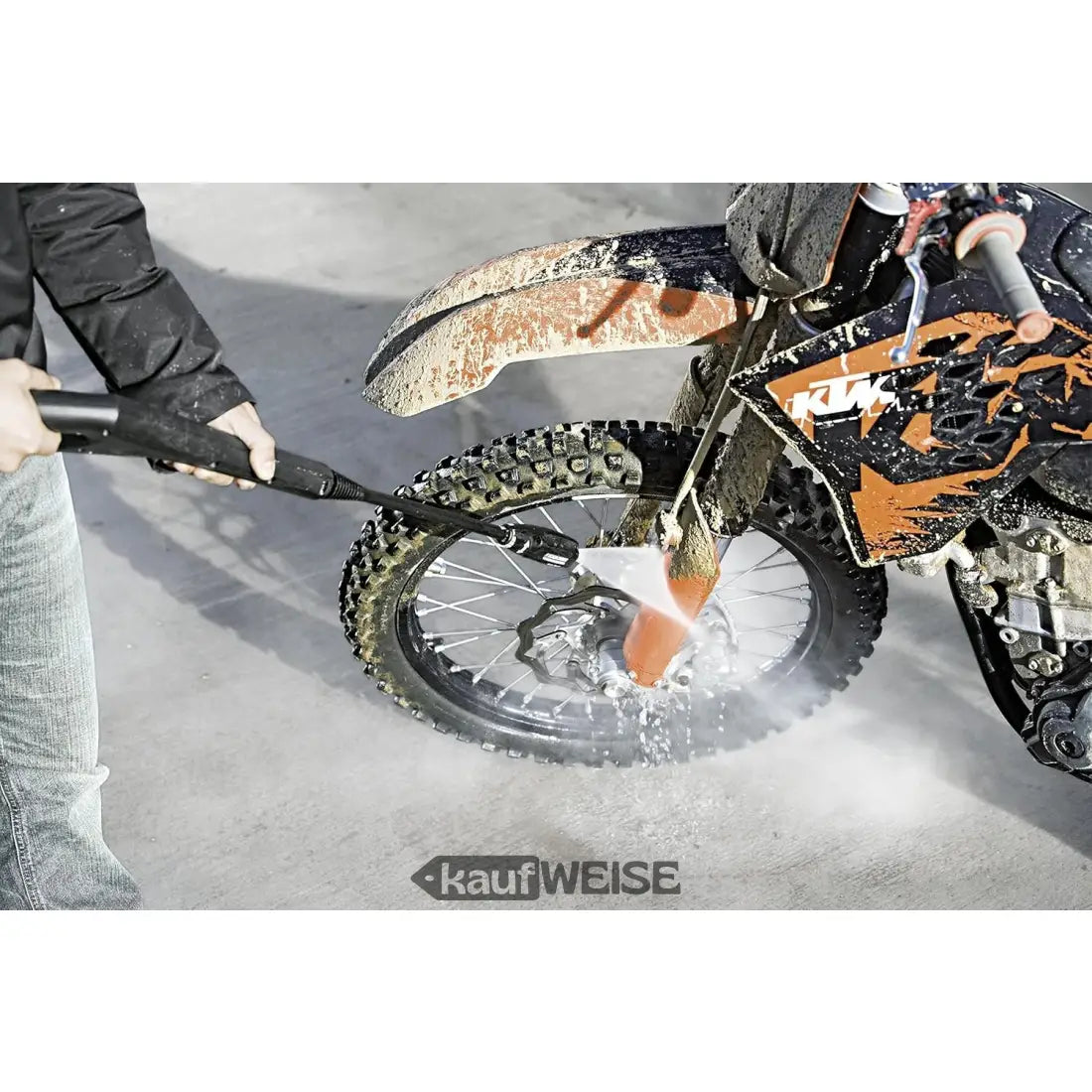 Orange-schwarzes Motocross-Bike mit Schlammspatzen, gereinigt mit Kärcher Vario-Power