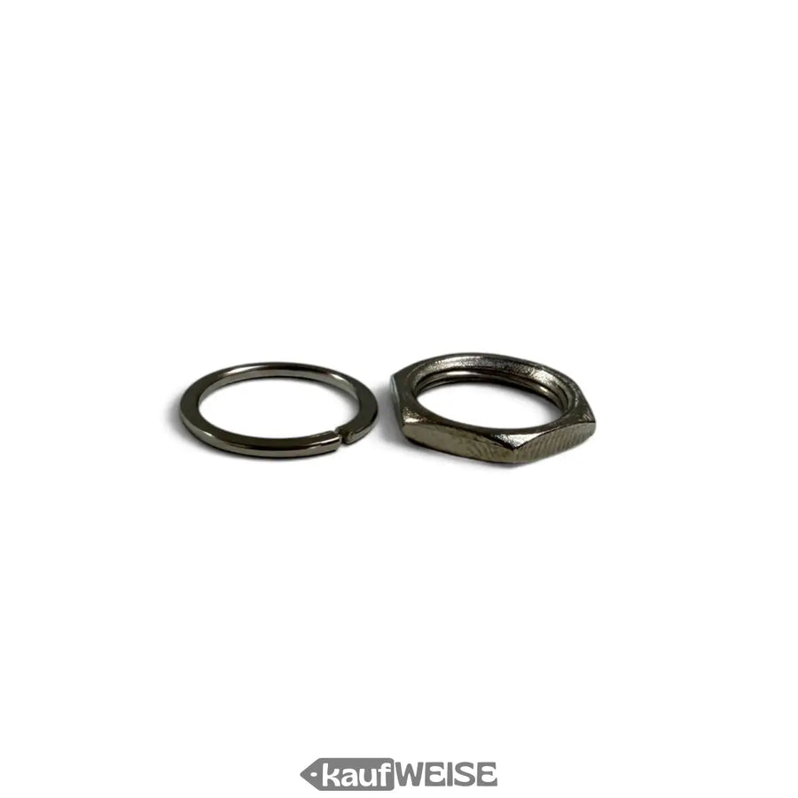 Mutter und Ring liegen bei