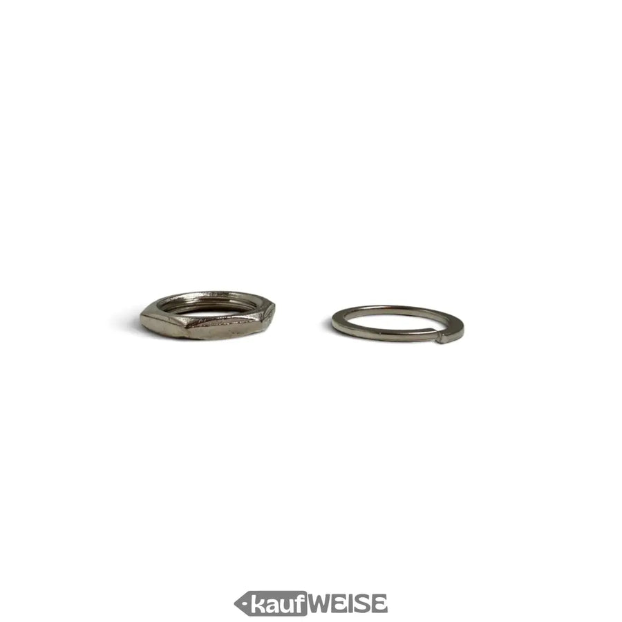 Mutter und Ring liegen bei