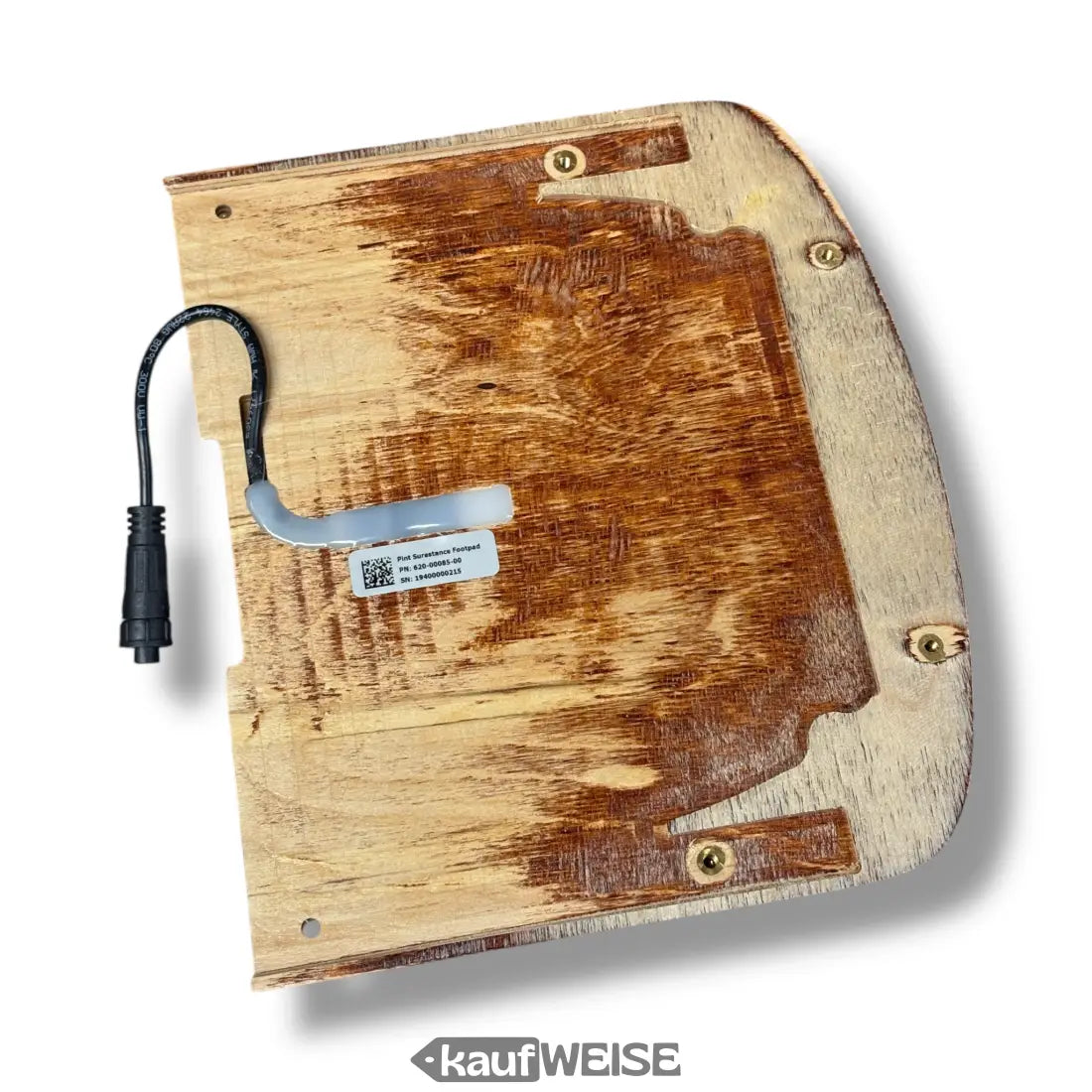 Holz-Laptop-Ständer mit schwarzem Kabel und weißem Label