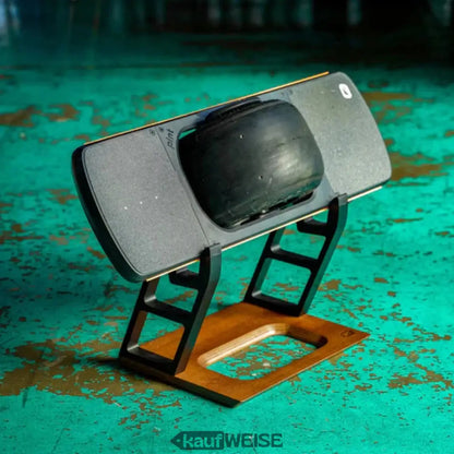 Schwarzer und goldener VR-Headset auf Ständer