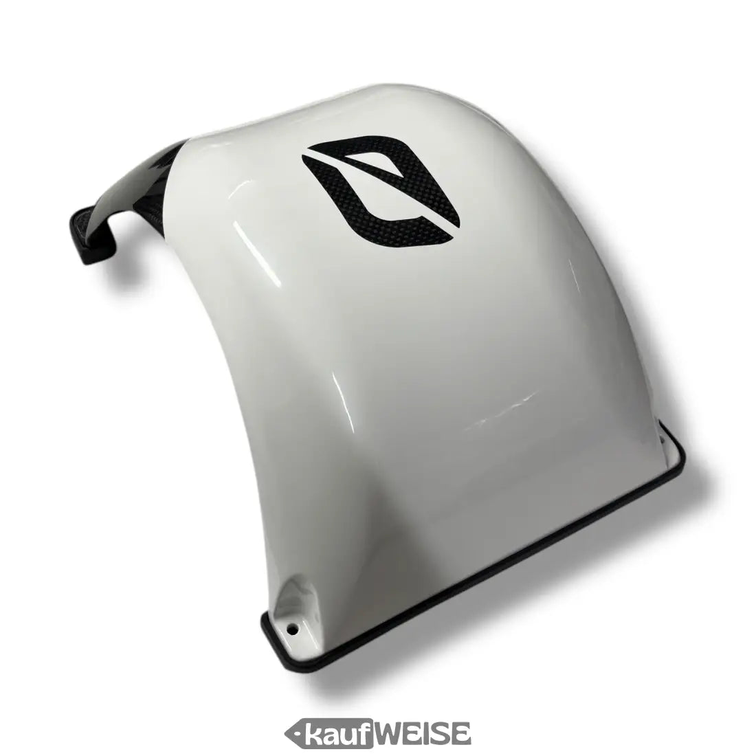 Weißes Onewheel XR/+ Carbonfender mit schwarzer Umrandung und Logo