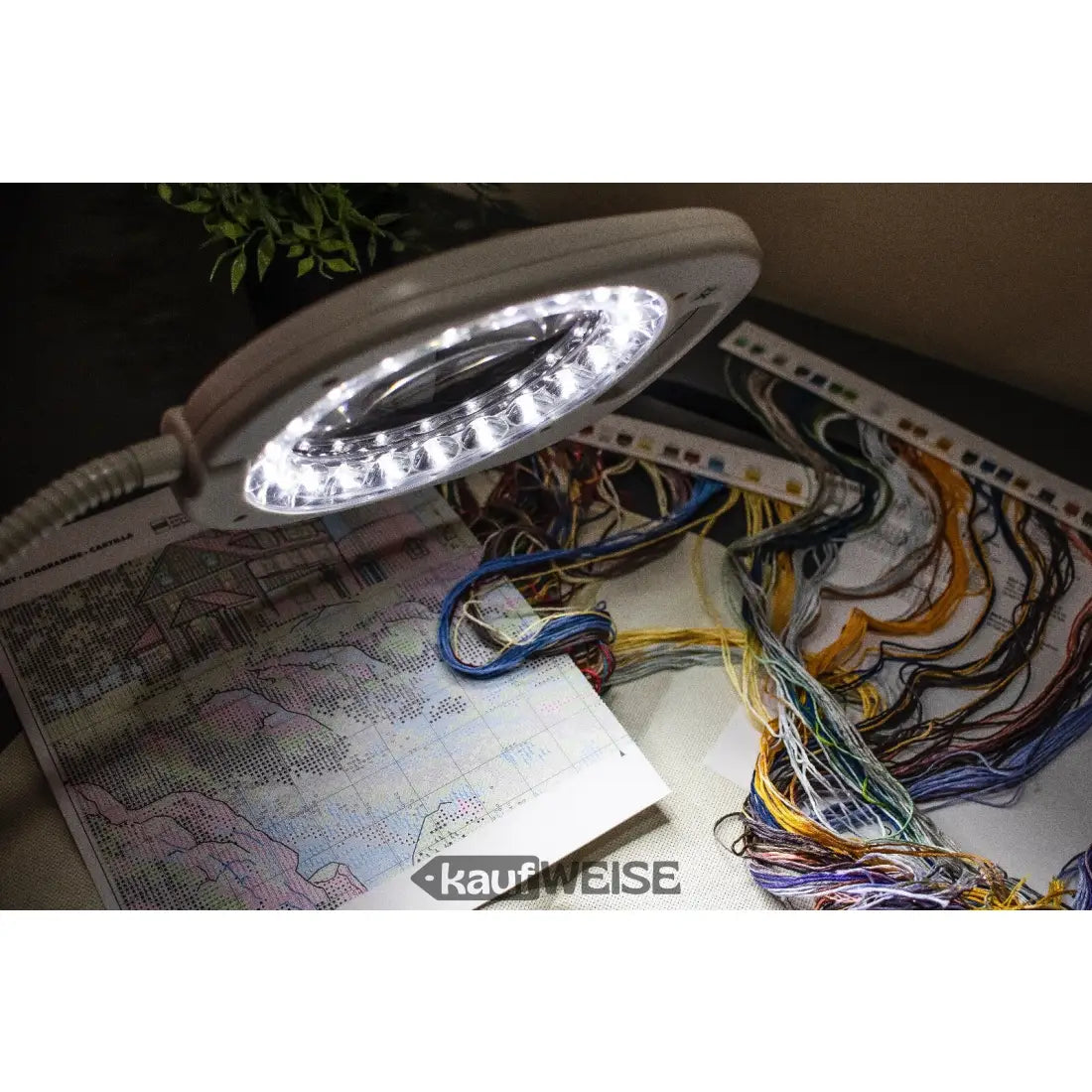 Lichtreiche LED-Lupenleuchte über Kreuzstichprojekt, perfekt zum Nähen und Hobbys